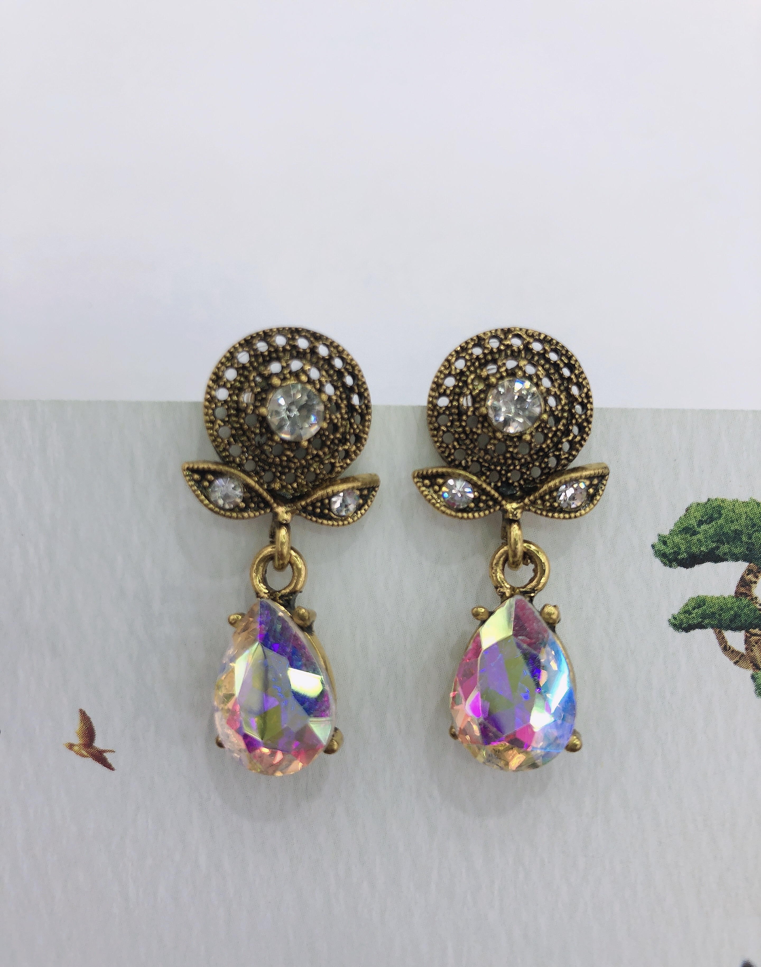 New trendy and retro style round water drop crystal earrings that are popular on the Internet, with a unique and elegant style and a sparkling effect details Picture