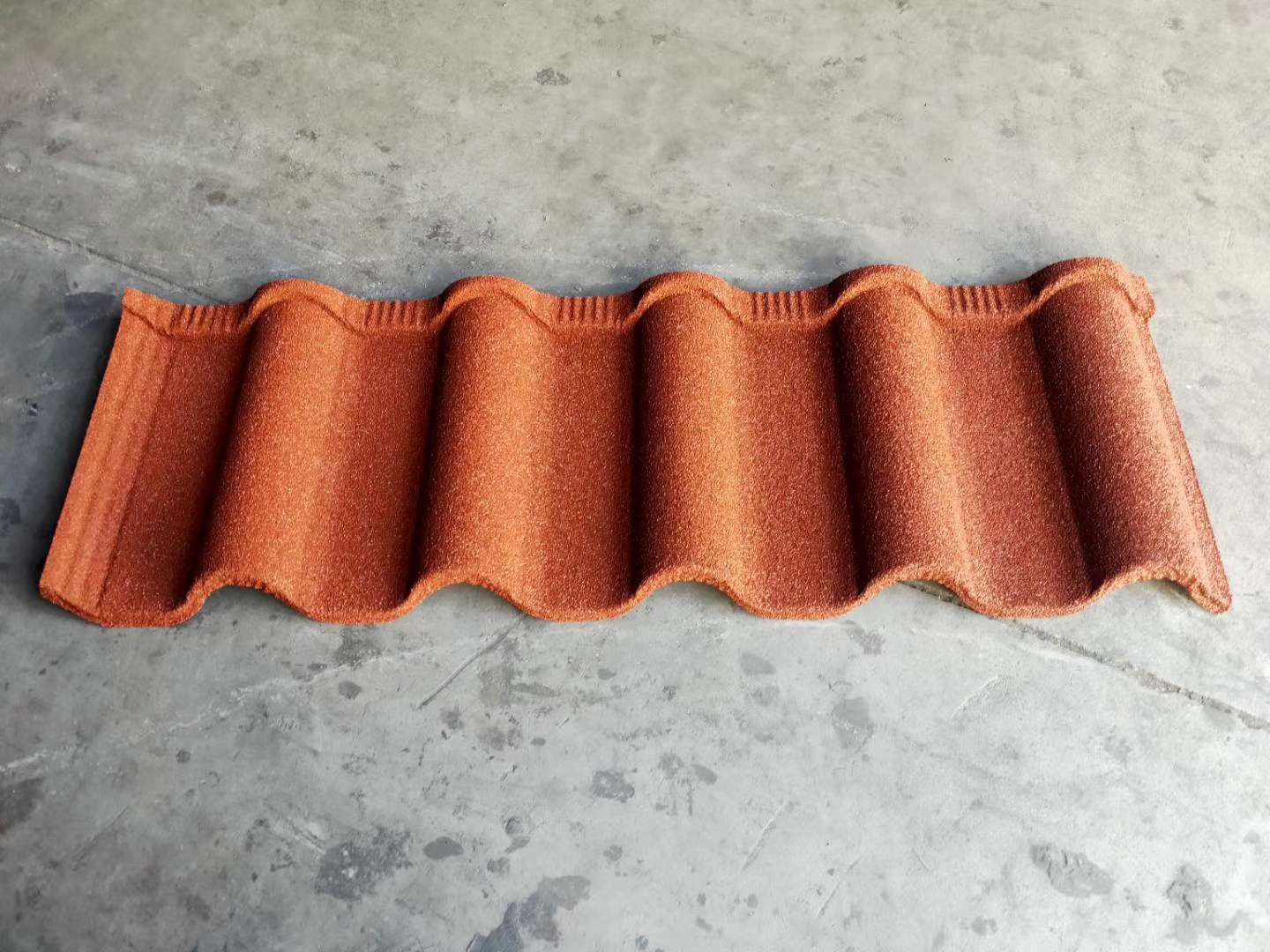 厂家直销金属彩石瓦 屋顶瓦 瓦片 铁皮瓦 石头瓦  别墅瓦 彩砂瓦  金属瓦 屋脊瓦 专业出口非洲 瓦脊瓦配件石头粒瓦.白底实物图