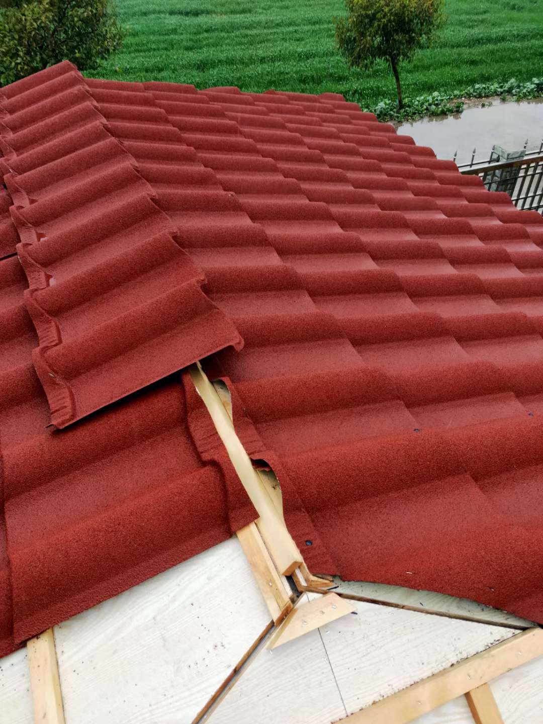 厂家直销金属彩石瓦 屋顶瓦 瓦片 铁皮瓦 石头瓦  别墅瓦 彩砂瓦  金属瓦 屋脊瓦 专业出口非洲 瓦脊瓦配件石头粒瓦.详情图2