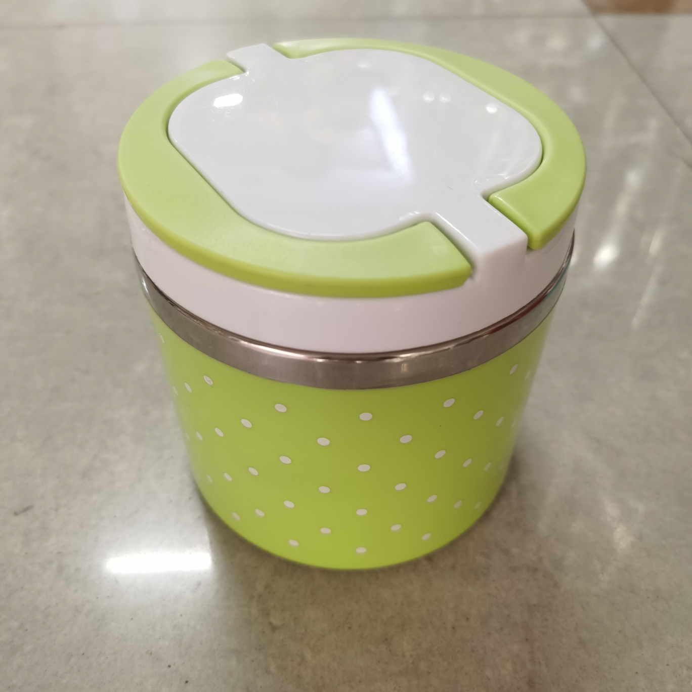 A 1-layer polka dot plastic round lunch box