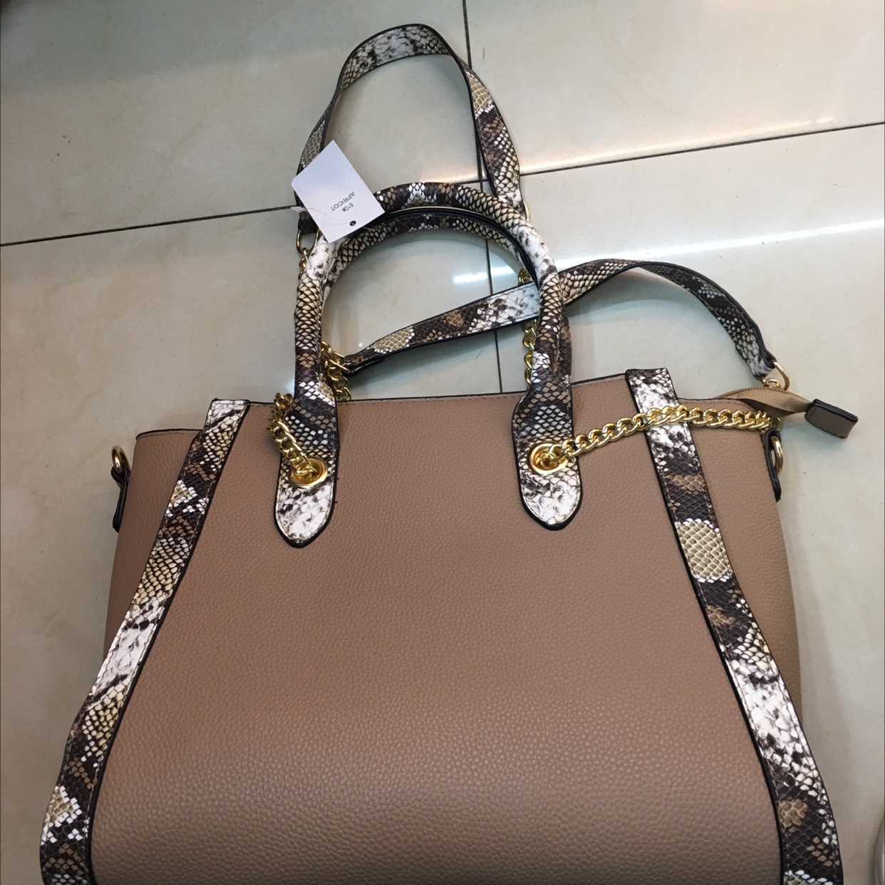 链条女包产品图