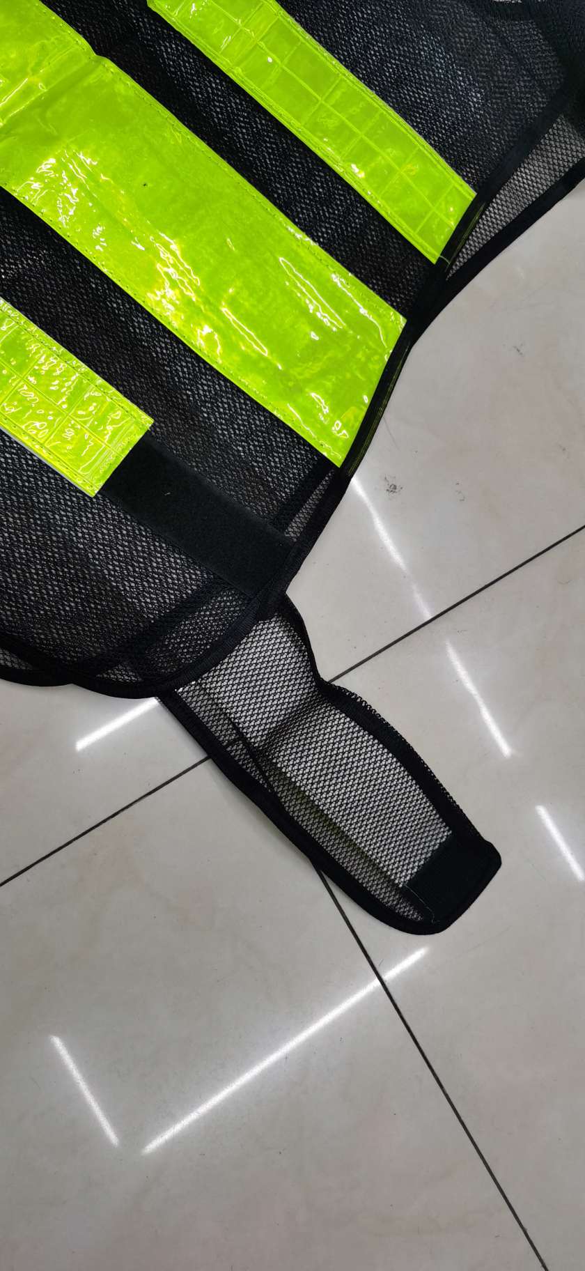 Grid reflective vest with detachable shoulders Application Scenario