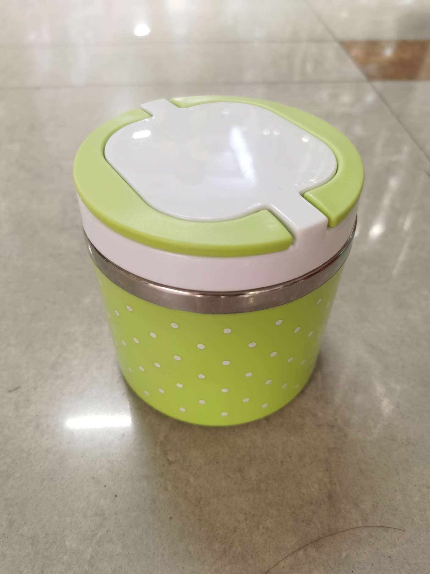 A 1-layer polka dot plastic round lunch box Specification image