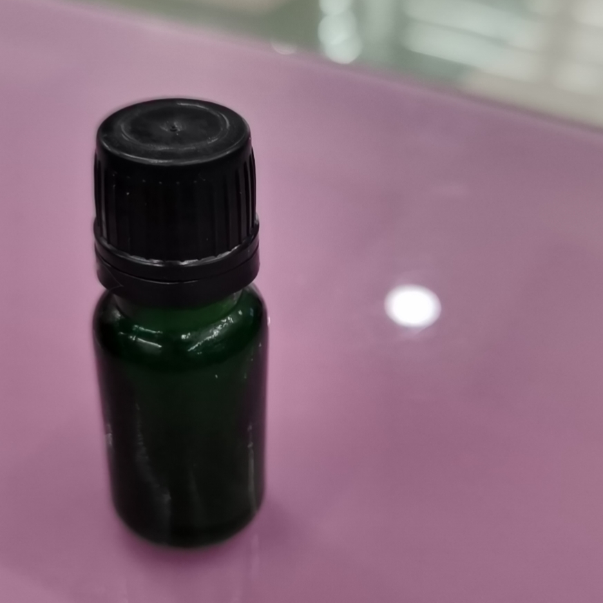 精油瓶，5ml—150ml，门上，四种颜色，根据客人的要求配盖，只有你想不到的没有我做不到的。