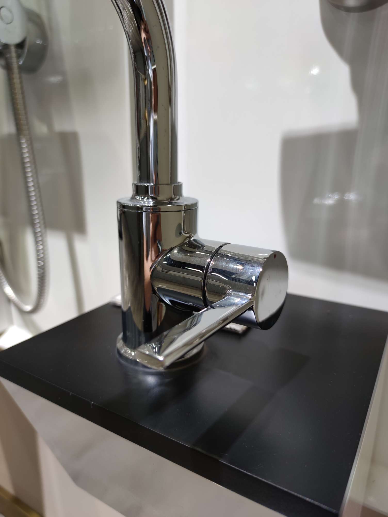 Moen hot and cold water faucet with copper body, high throw single handle, rotating sink, sink, kitchen basin, kitchen faucet 19121 details Picture