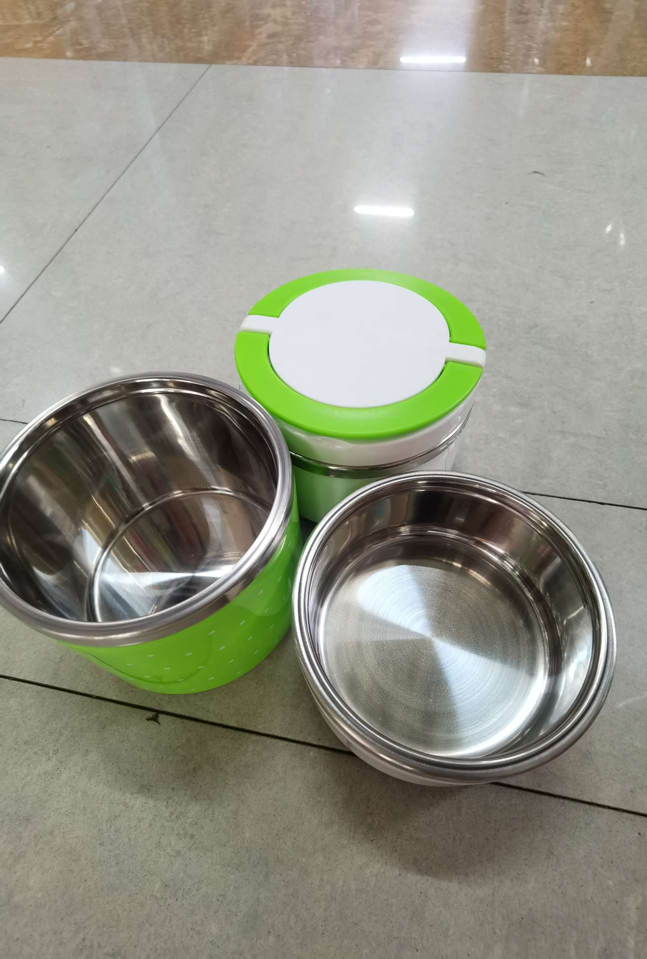 A 3-layer polka dot plastic round lunch box Application Scenario