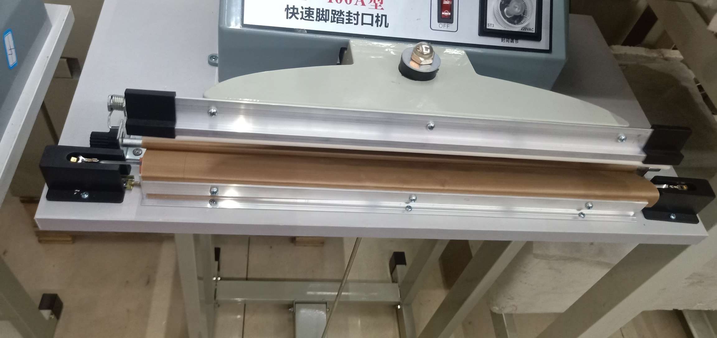 400 Foot pedal sealing machine Item Picture