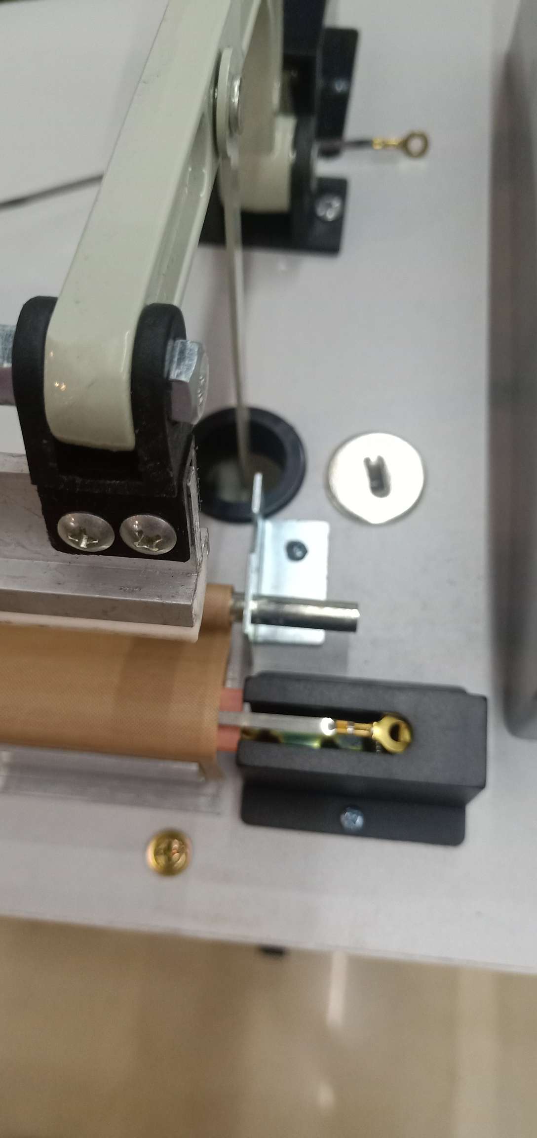 Foot-operated sealing machine Application Scenario
