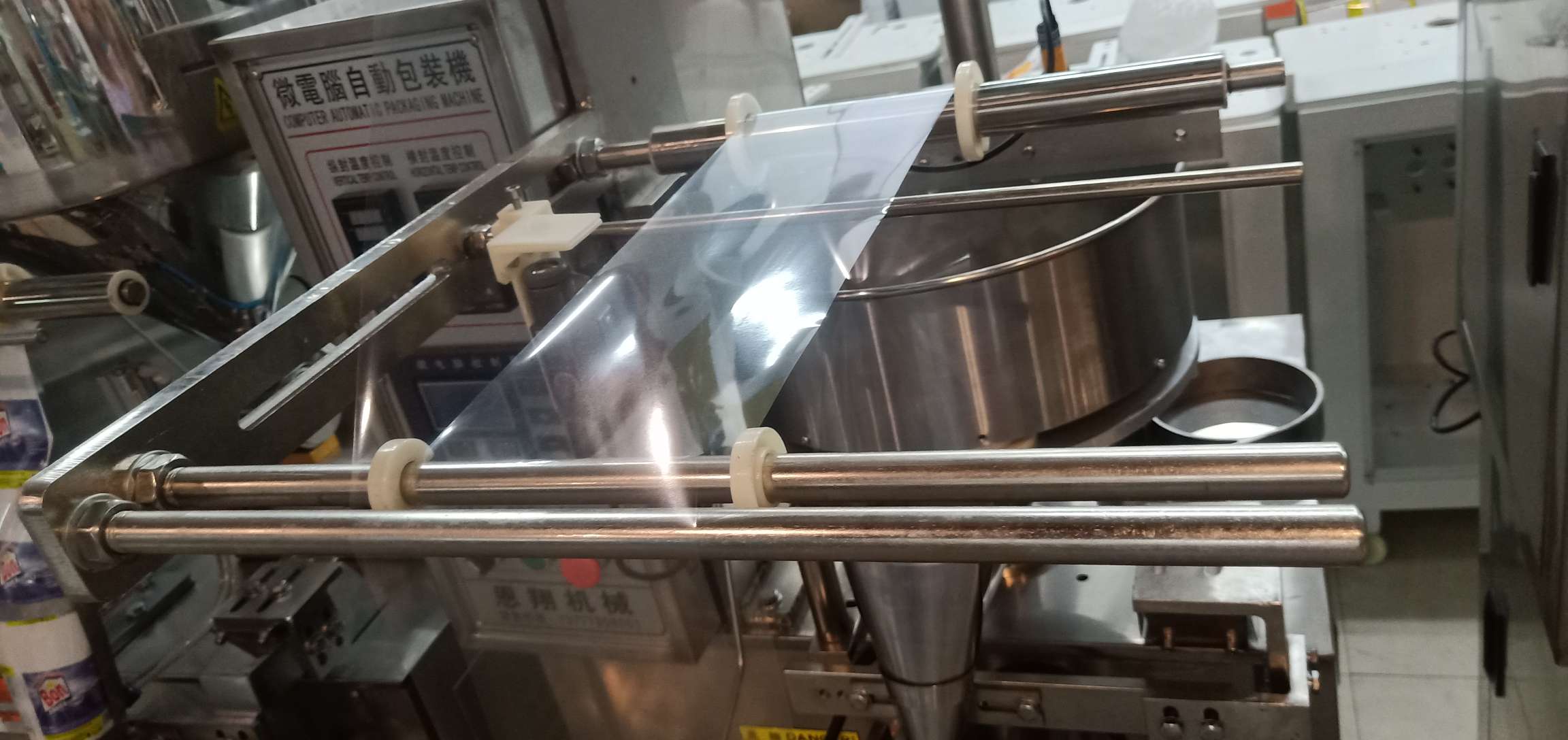 Fully automatic three-side sealed stainless steel packaging machine detail image 1
