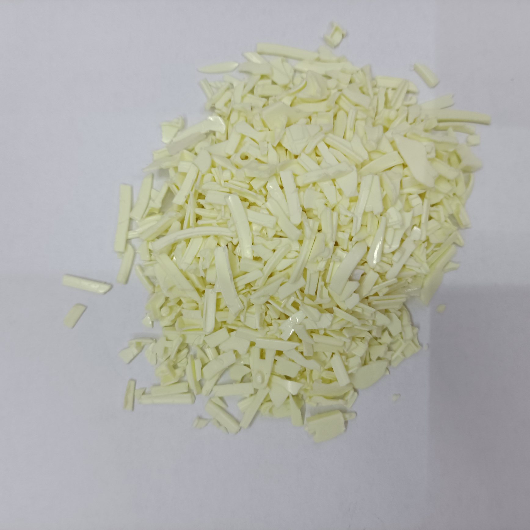 The price of yellow acrylic plastic particles is negotiable, with a minimum order quantity of 1 ton