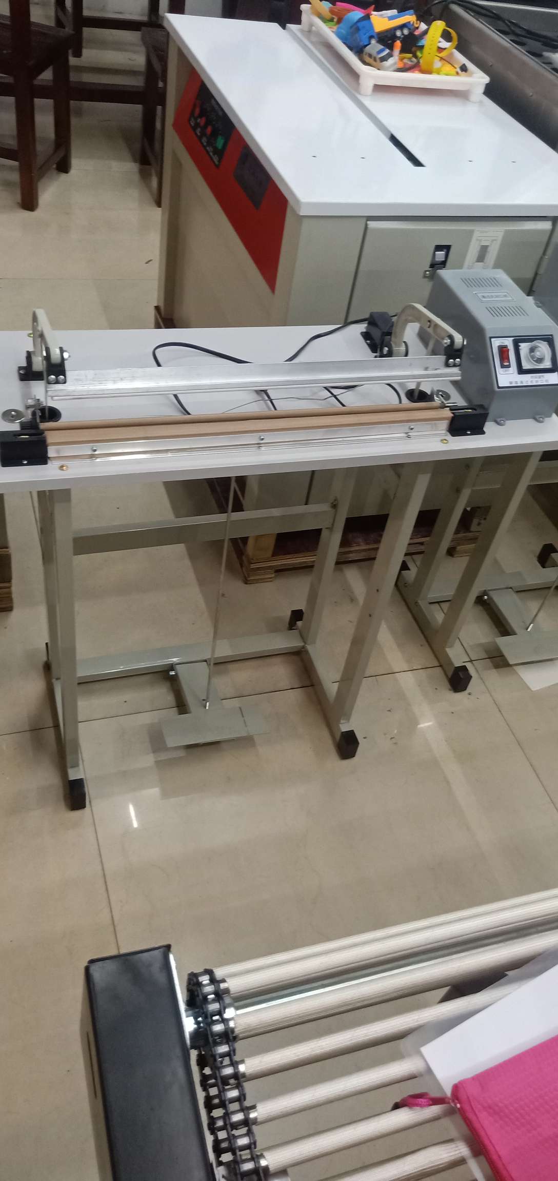 Foot-operated sealing machine details Picture