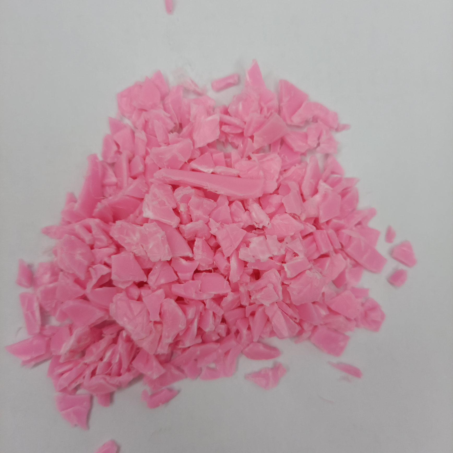 The price of pink acrylic plastic particles is negotiable, with a minimum order quantity of 1 ton