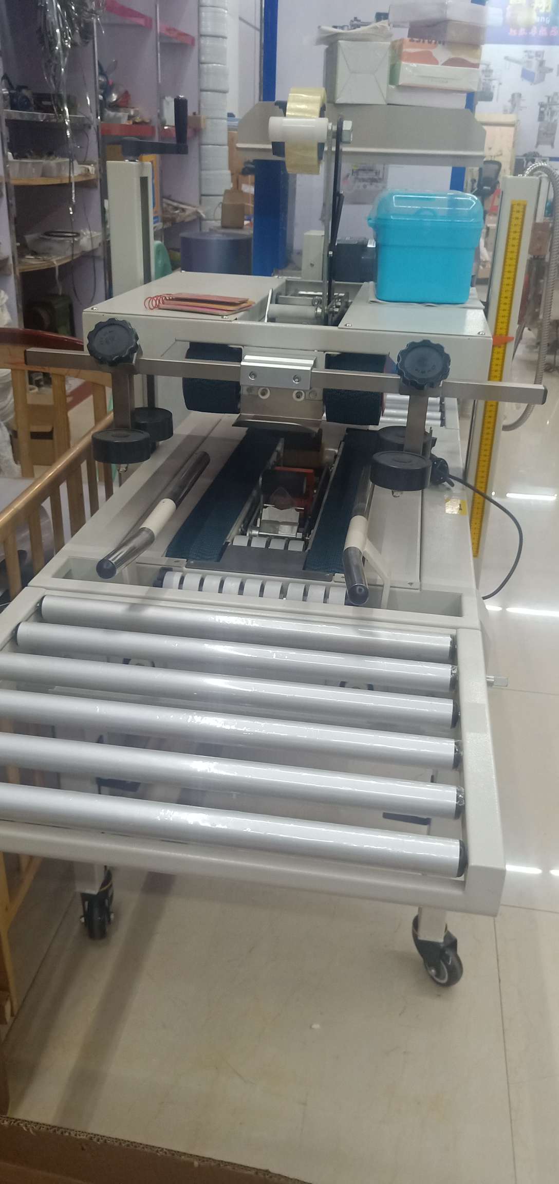 Box sealing machine Item Picture