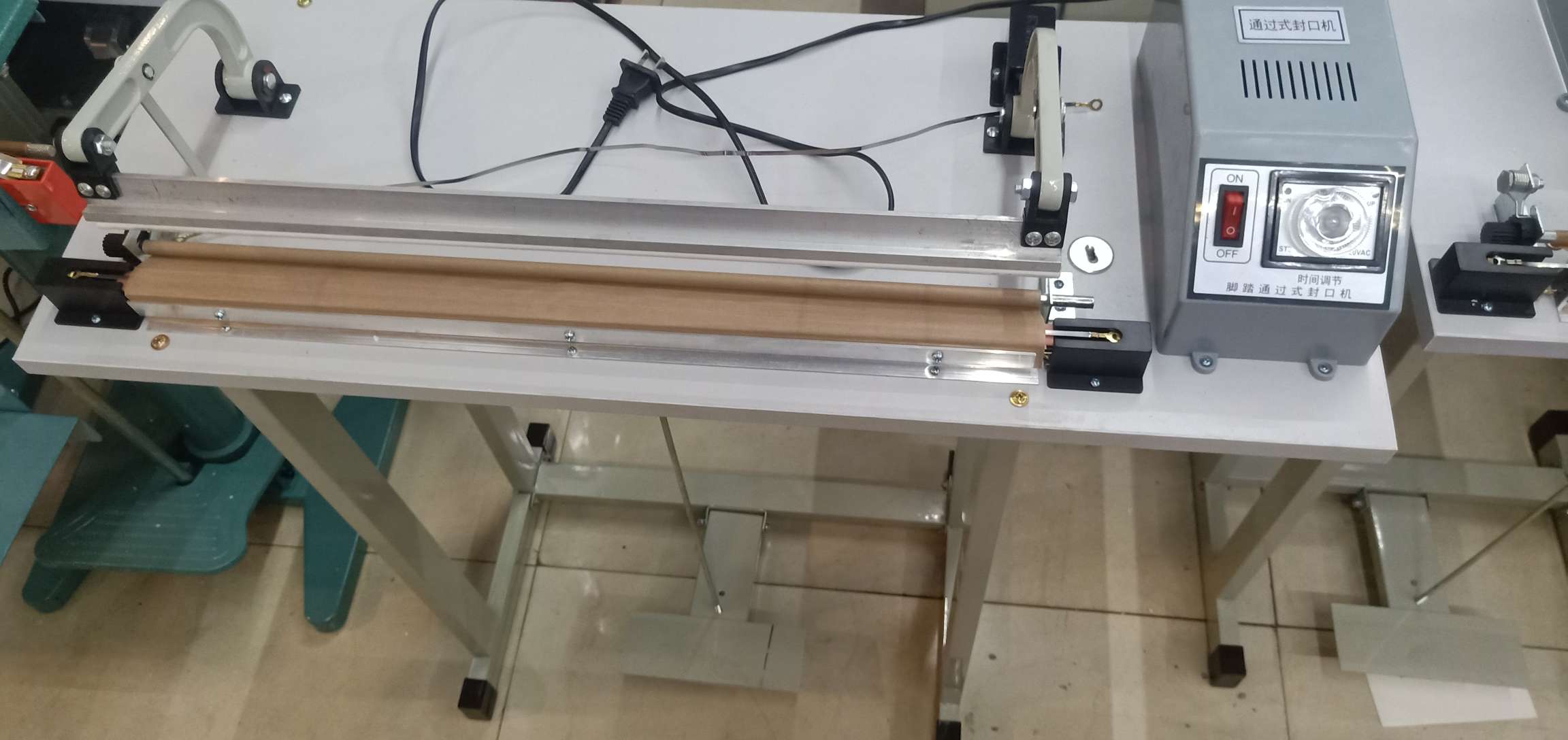 Foot-operated sealing machine Item Picture