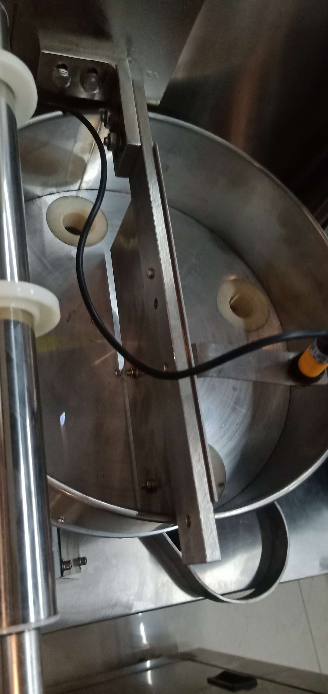 Fully automatic three-side sealed stainless steel packaging machine details Picture