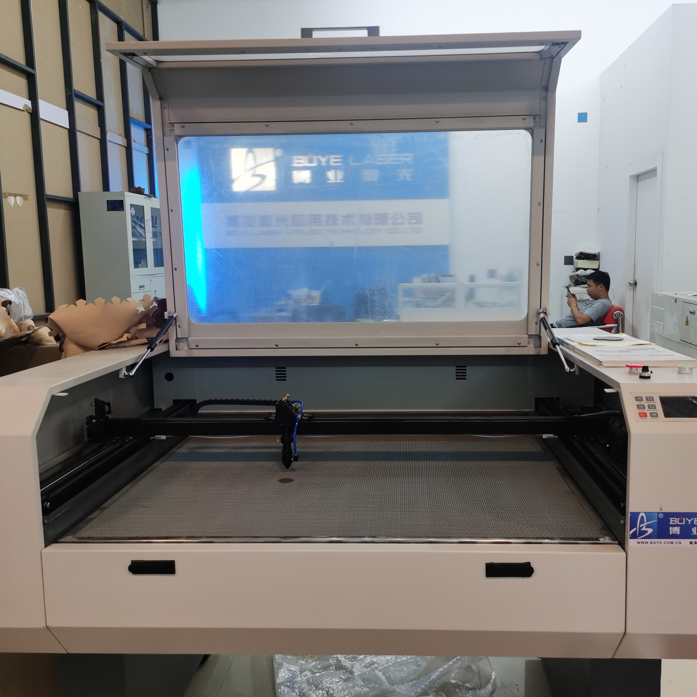 Laser cutting machine