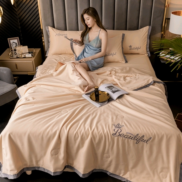 New crown 👑 patchwork washed silk embroidered summer quilt four-piece set