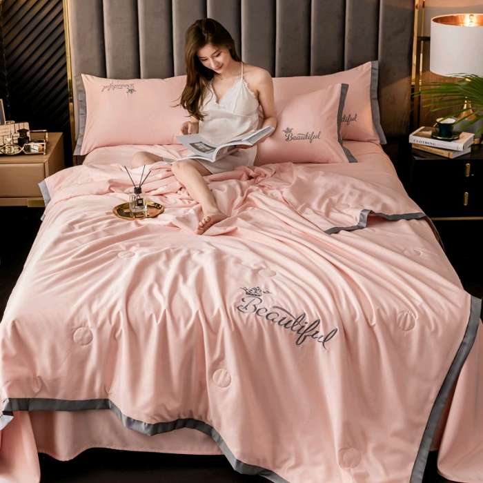 New crown 👑 patchwork washed silk embroidered summer quilt four-piece set detail image 6