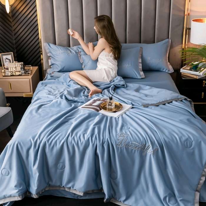 New crown 👑 patchwork washed silk embroidered summer quilt four-piece set detail image 7