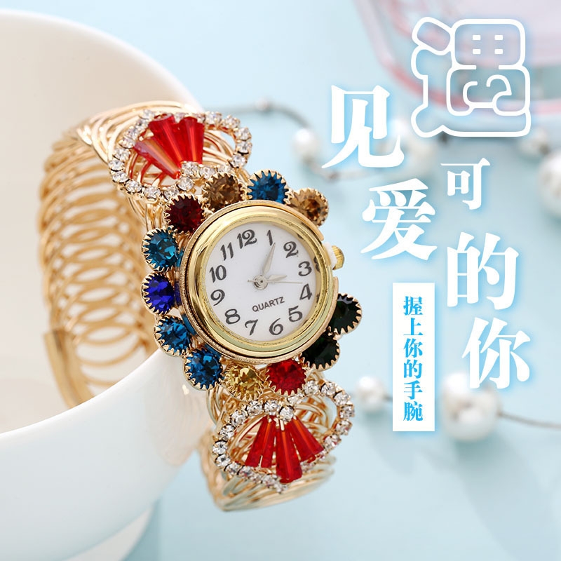 Hand-woven loop bracelet, watch, Douyin Internet celebrity Korean version elegant quartz watch, ins alloy bracelet for women Application Scenario