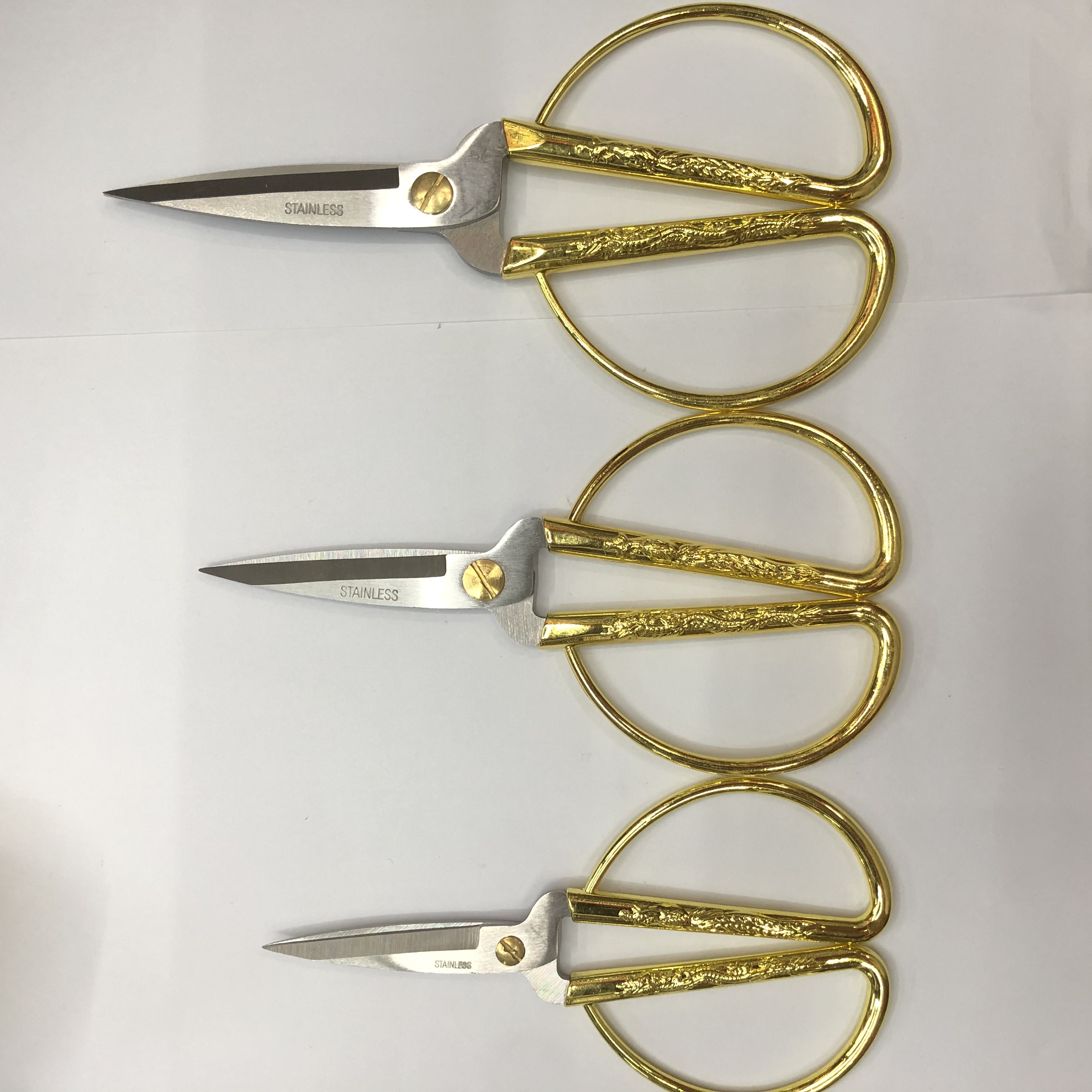 Aluminum handle scissors, factory direct sales, complete specifications of hardware tools, complete packaging Application Scenario