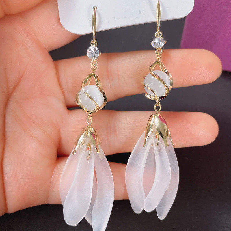 网红时尚猫眼石花瓣长款流苏耳环2021新款气质百搭超仙挂钩耳坠女白底实物图