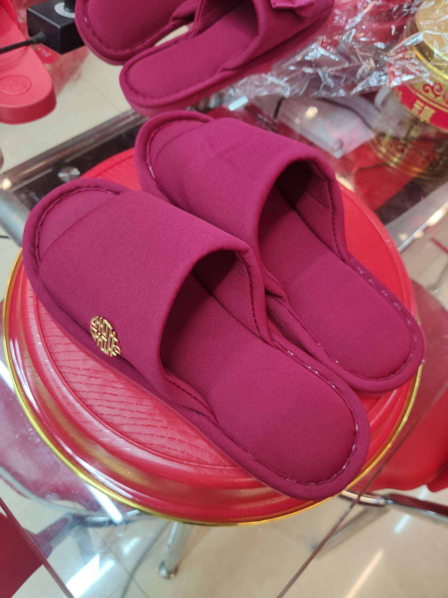 In-stock wedding slippers, wedding supplies, newlywed slippers, red slippers for the bride and groom details Picture