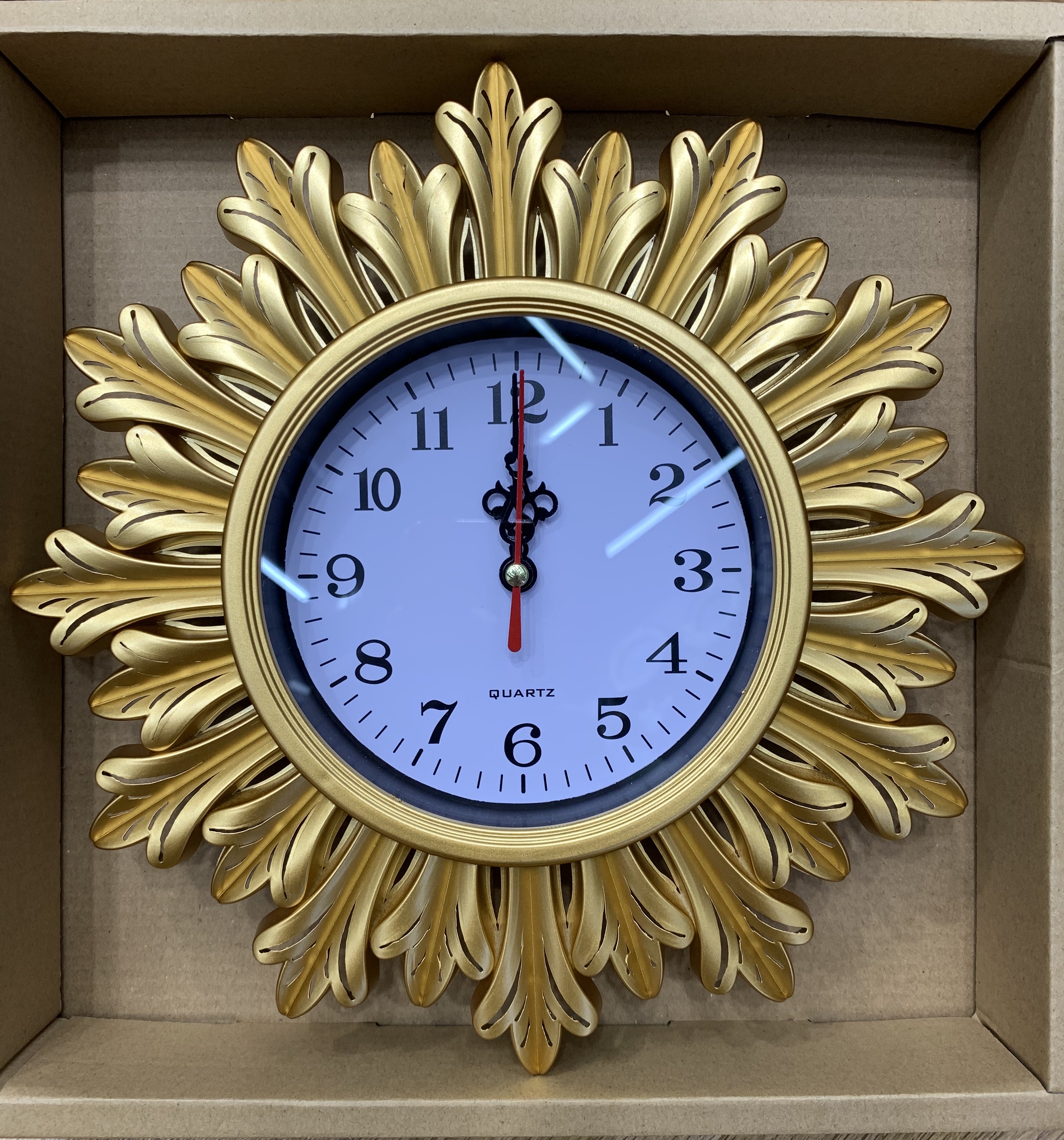 镂空挂钟细节图