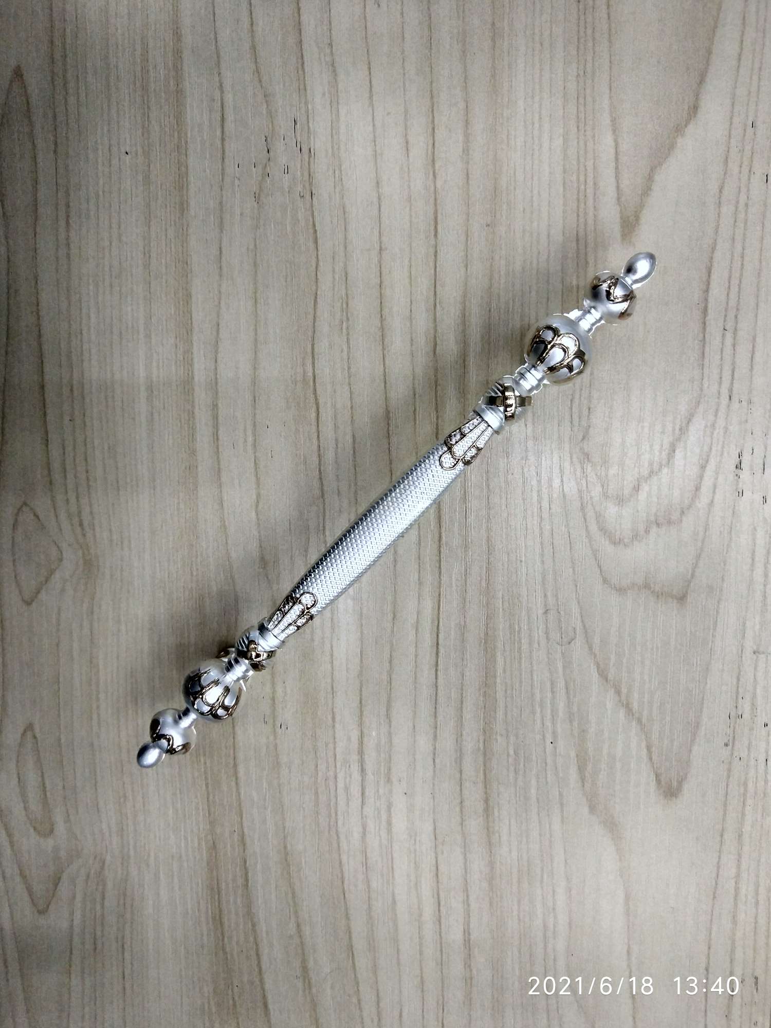 Medium size aluminum alloy gold and silver non-diamond handle details Picture