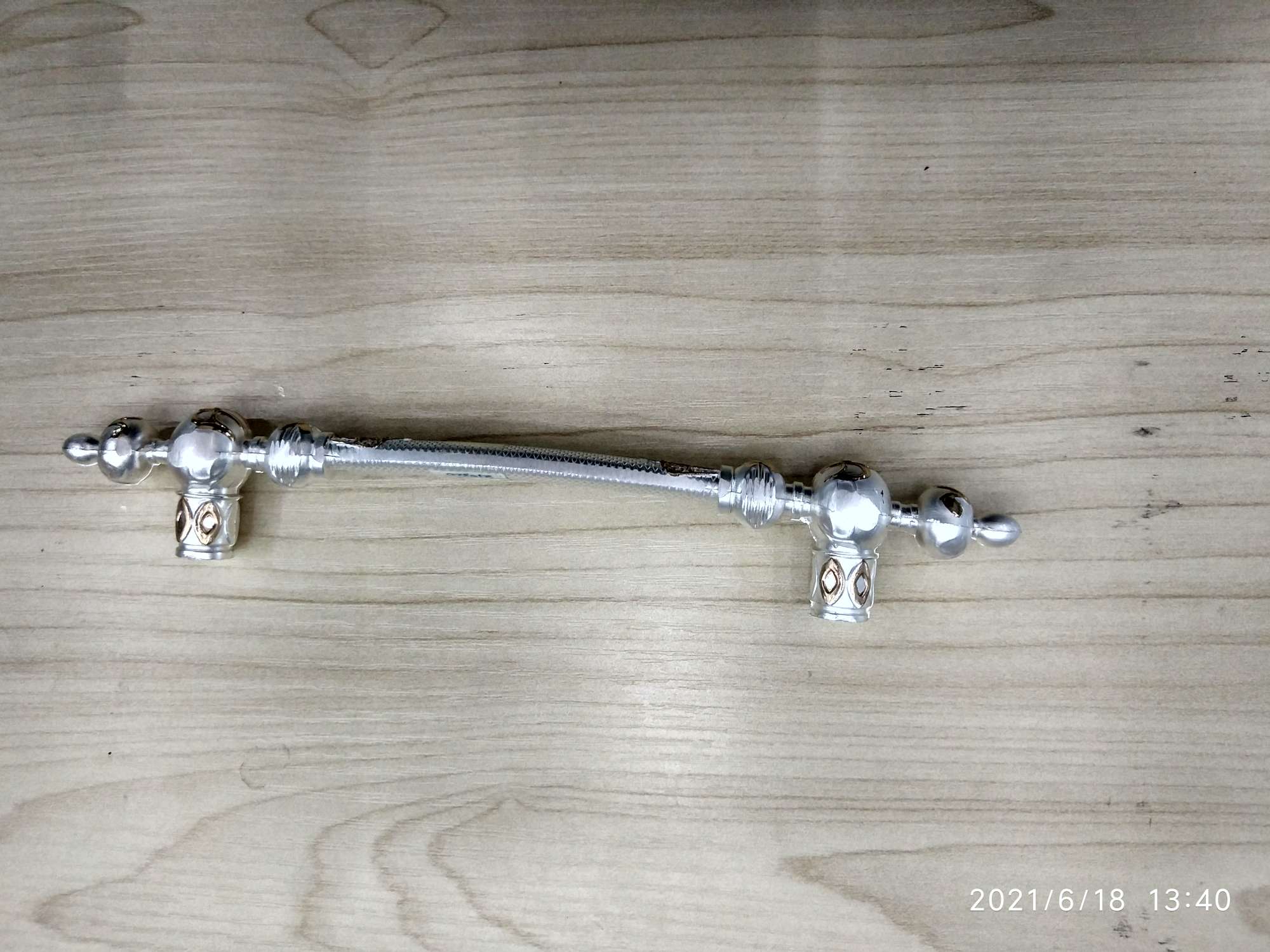 Medium size aluminum alloy gold and silver non-diamond handle Specification image