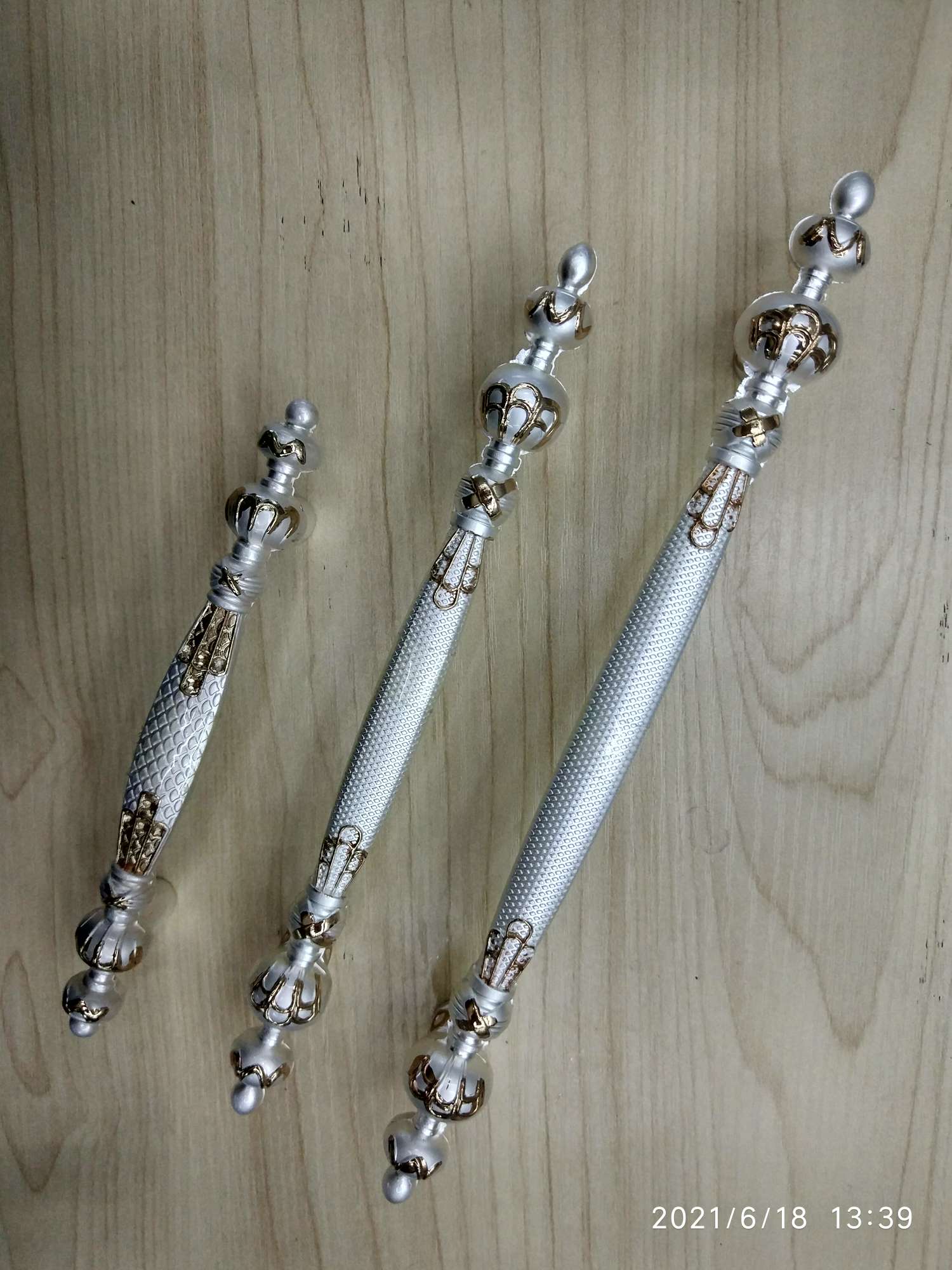 Medium size aluminum alloy gold and silver non-diamond handle Application Scenario