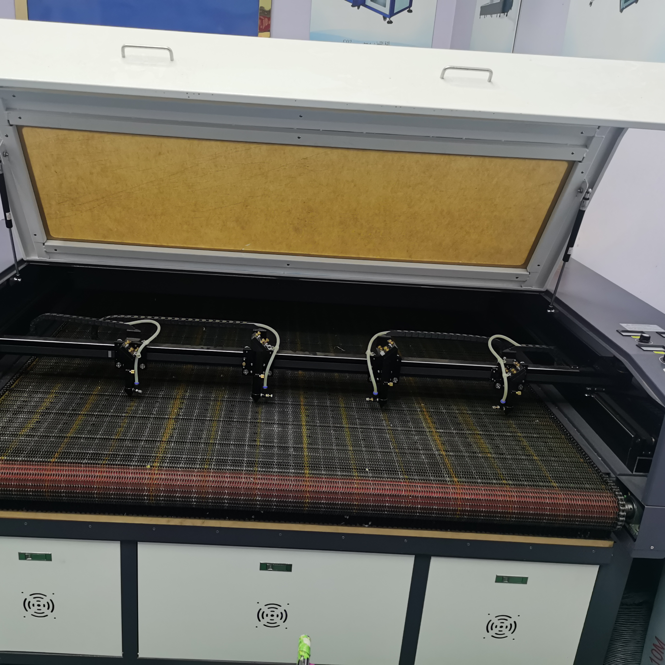 Laser cutting machine