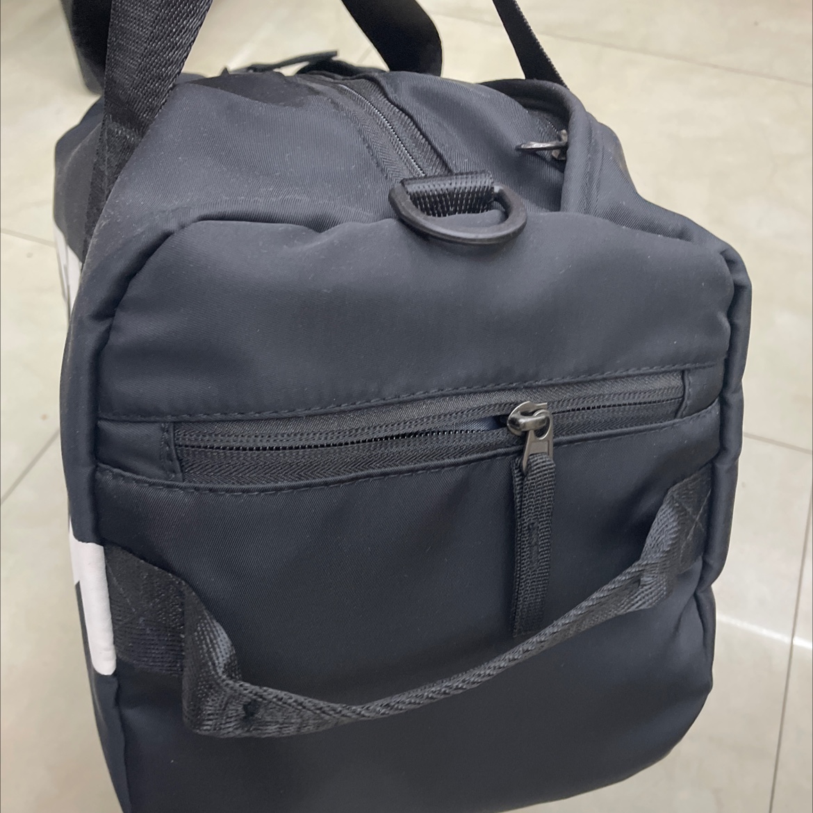 Letter-printed fitness bag and sports bag details Picture