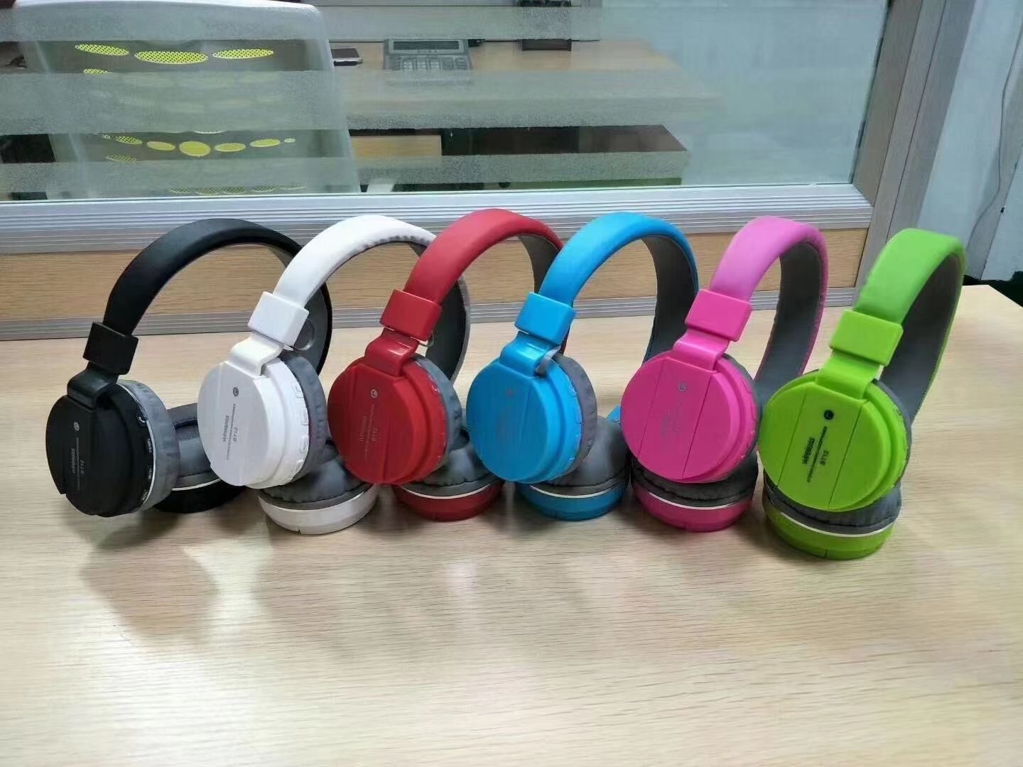 工厂供应头戴式蓝牙耳机有线无线重低音头戴式蓝牙耳机 礼品供应工厂现货白底实物图