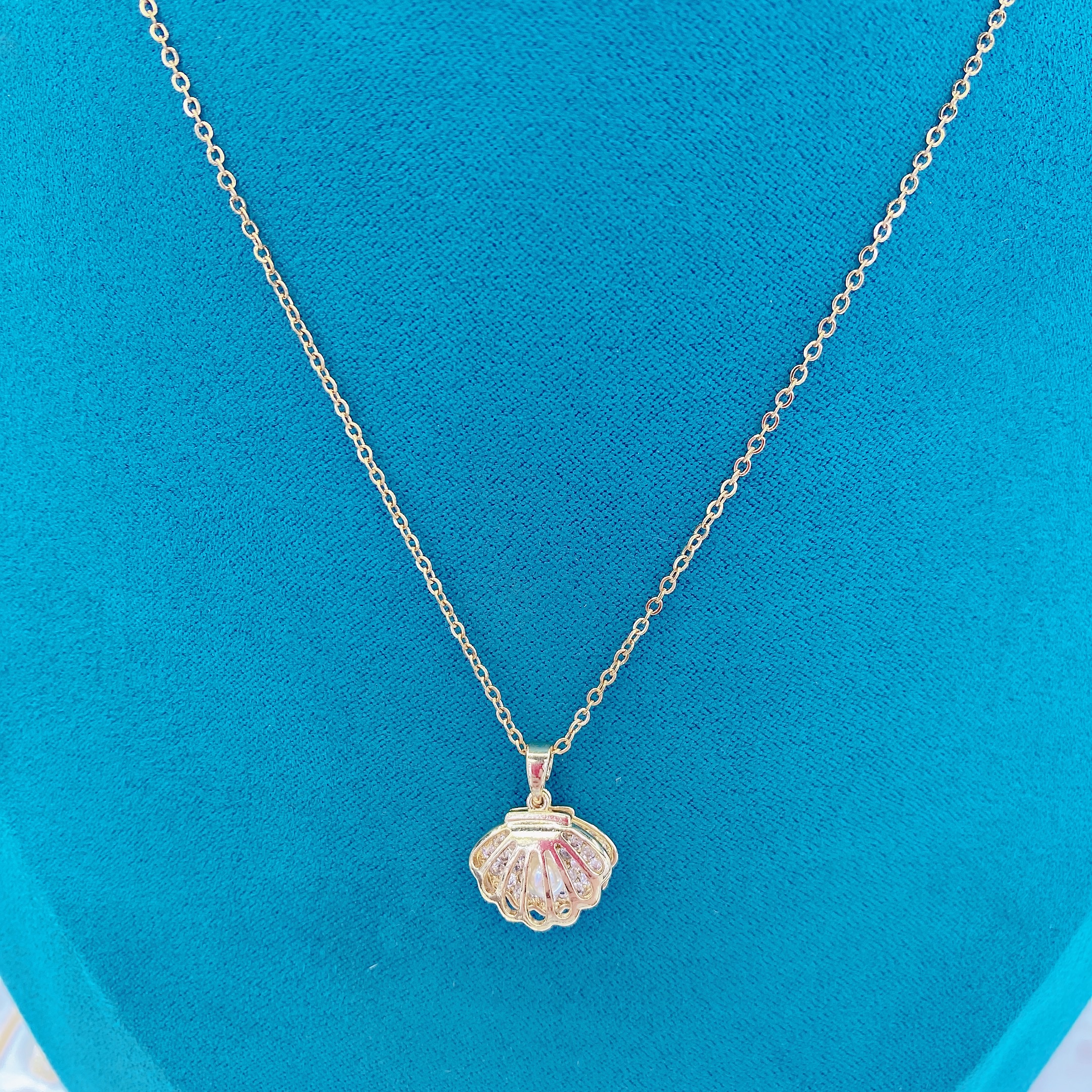 Chenglong Jewelry's new dynamic shell necklace, women's pearl pendant, short collarbone chain, cold and elegant style, personalized small accessories wholesale. Titanium steel, no color fading. C01069-35 Application Scenario