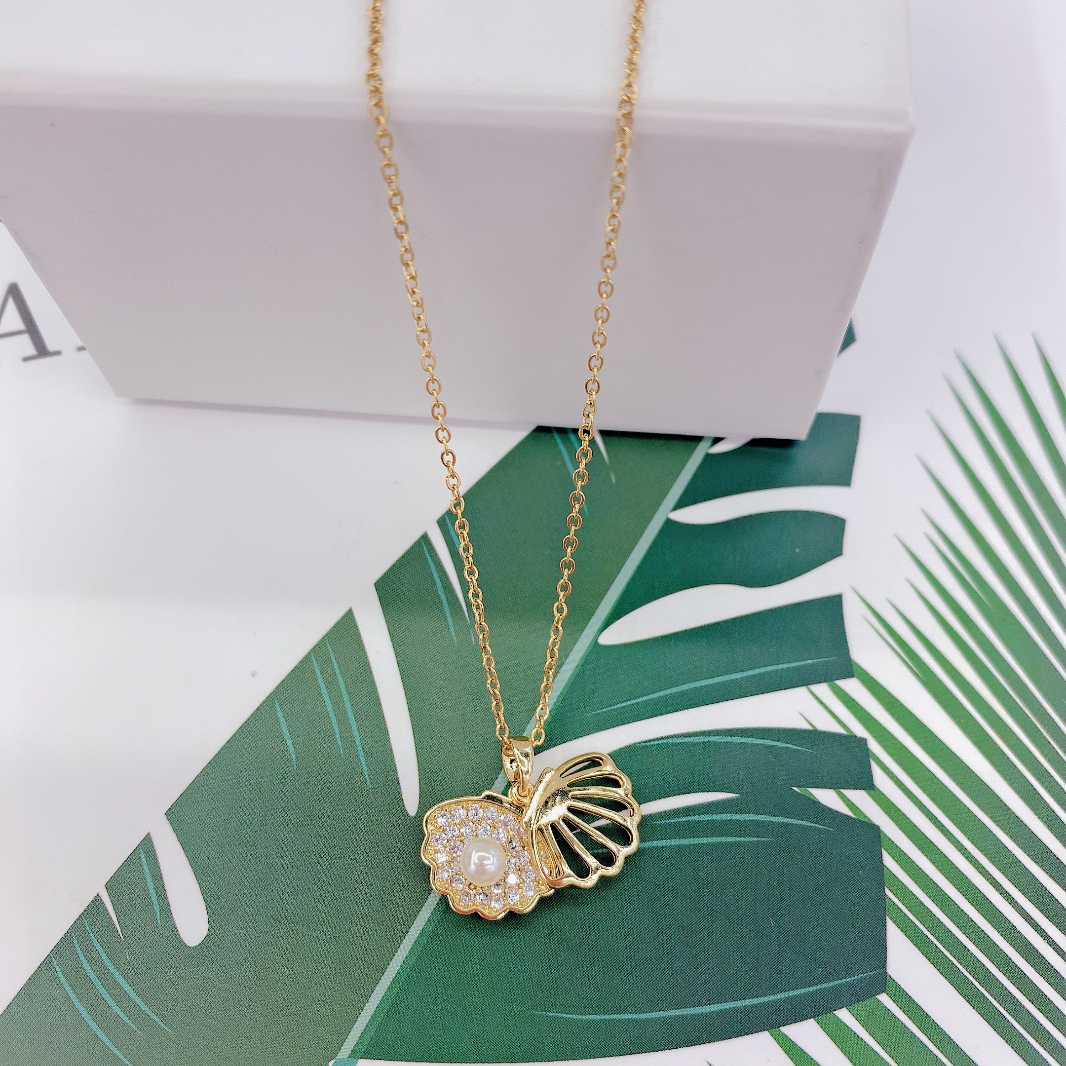 Chenglong Jewelry's new dynamic shell necklace, women's pearl pendant, short collarbone chain, cold and elegant style, personalized small accessories wholesale. Titanium steel, no color fading. C01069-35 Specification image