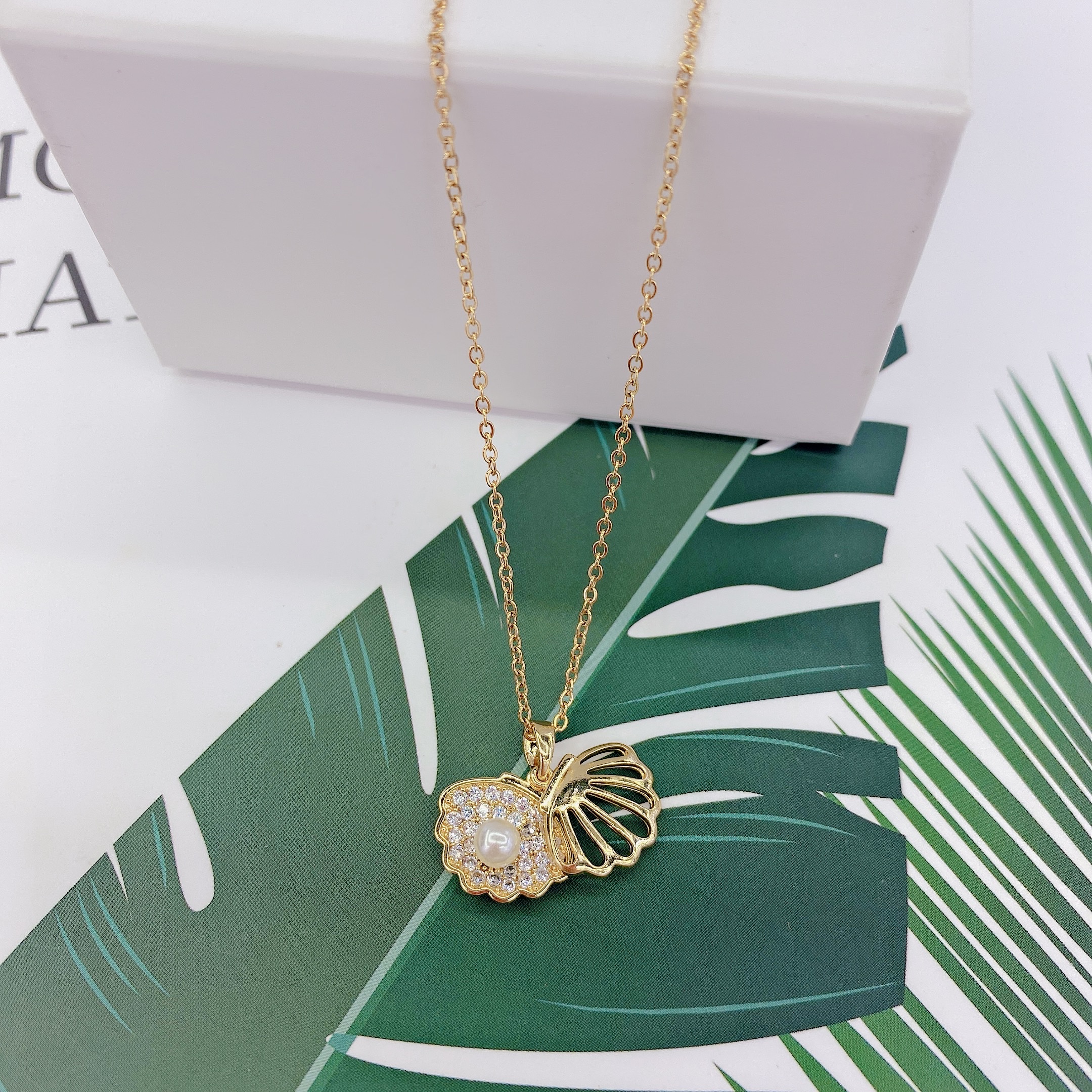 Chenglong Jewelry's new dynamic shell necklace, women's pearl pendant, short collarbone chain, cold and elegant style, personalized small accessories wholesale. Titanium steel, no color fading. C01069-35 details Picture