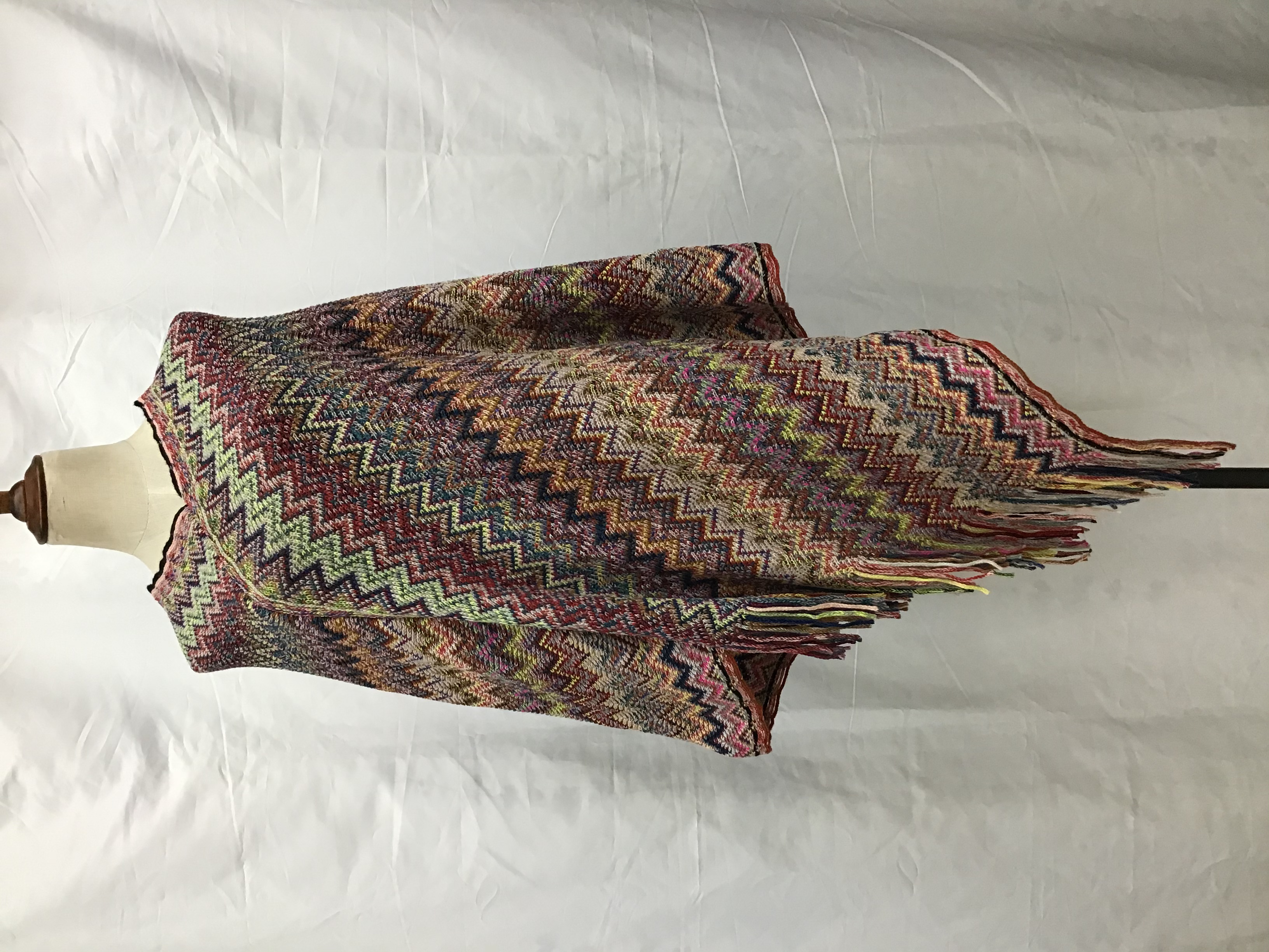 Manufacturers Direct Sales Autumn And Winter Europe And The United States Fashion Trend New Colorful Wave Shawls Application Scenario
