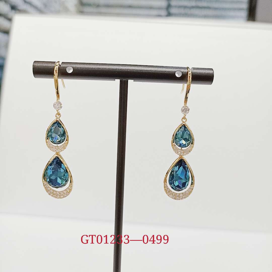 Earrings detail image 1