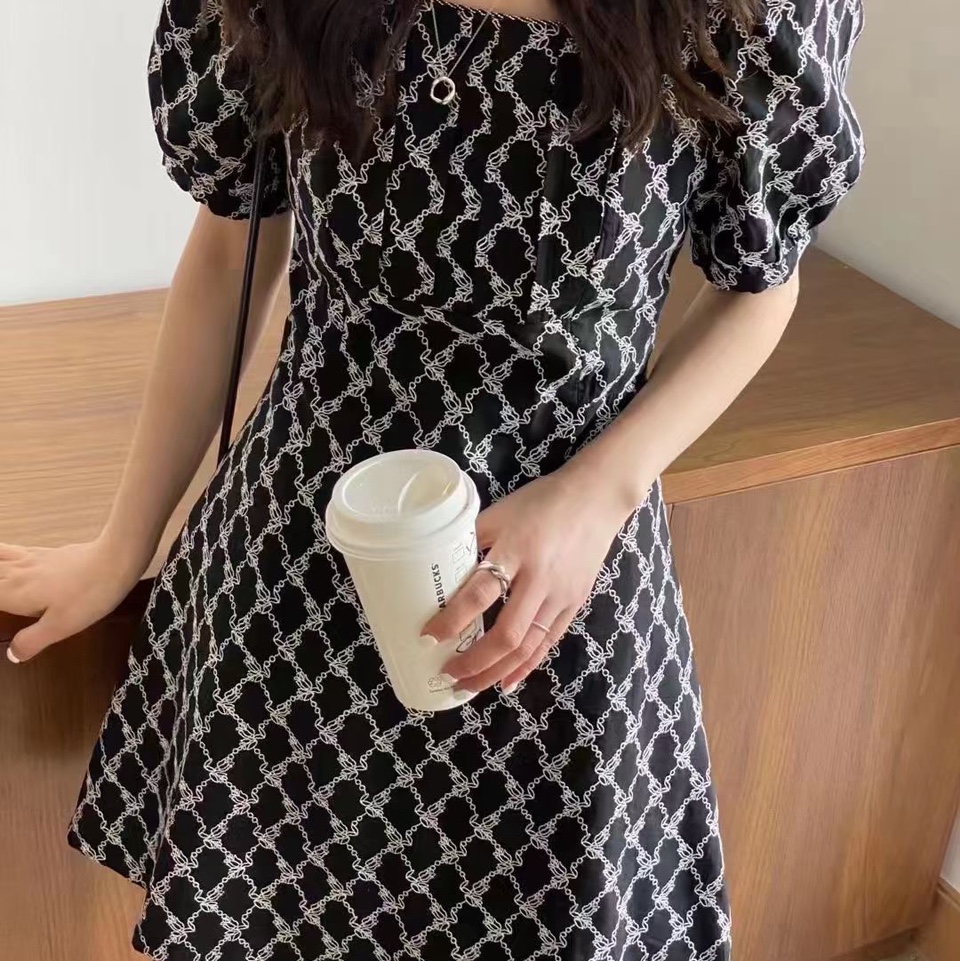 This dress has a very good effect of making you look younger