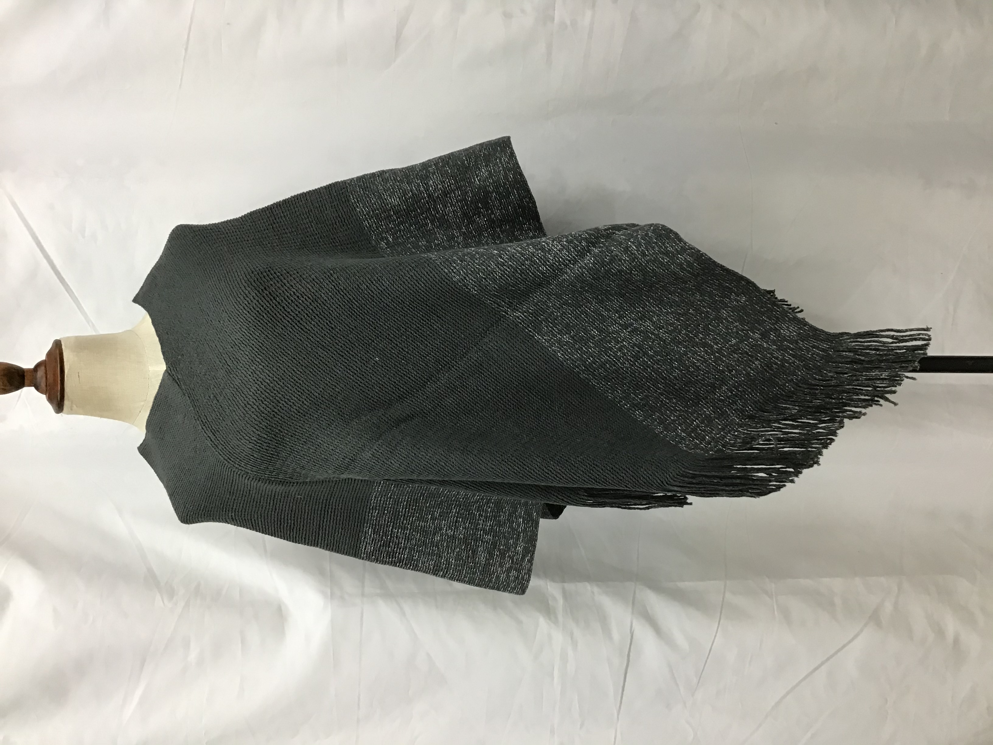Manufacturers Direct Sales Autumn And Winter Europe And The United States Fashion Trend New Silver Wire Plate Shawls Application Scenario
