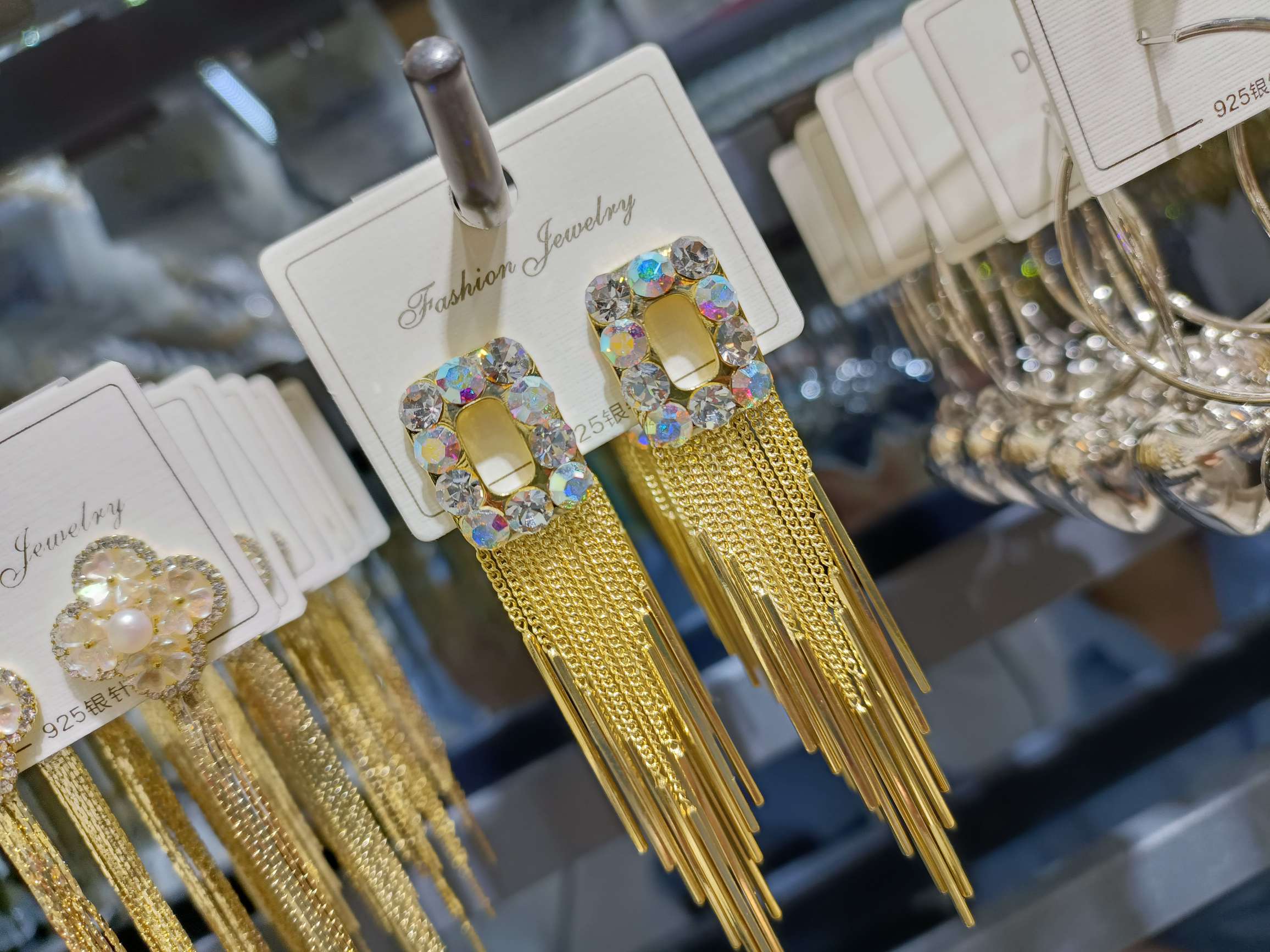 Earrings detail image 3