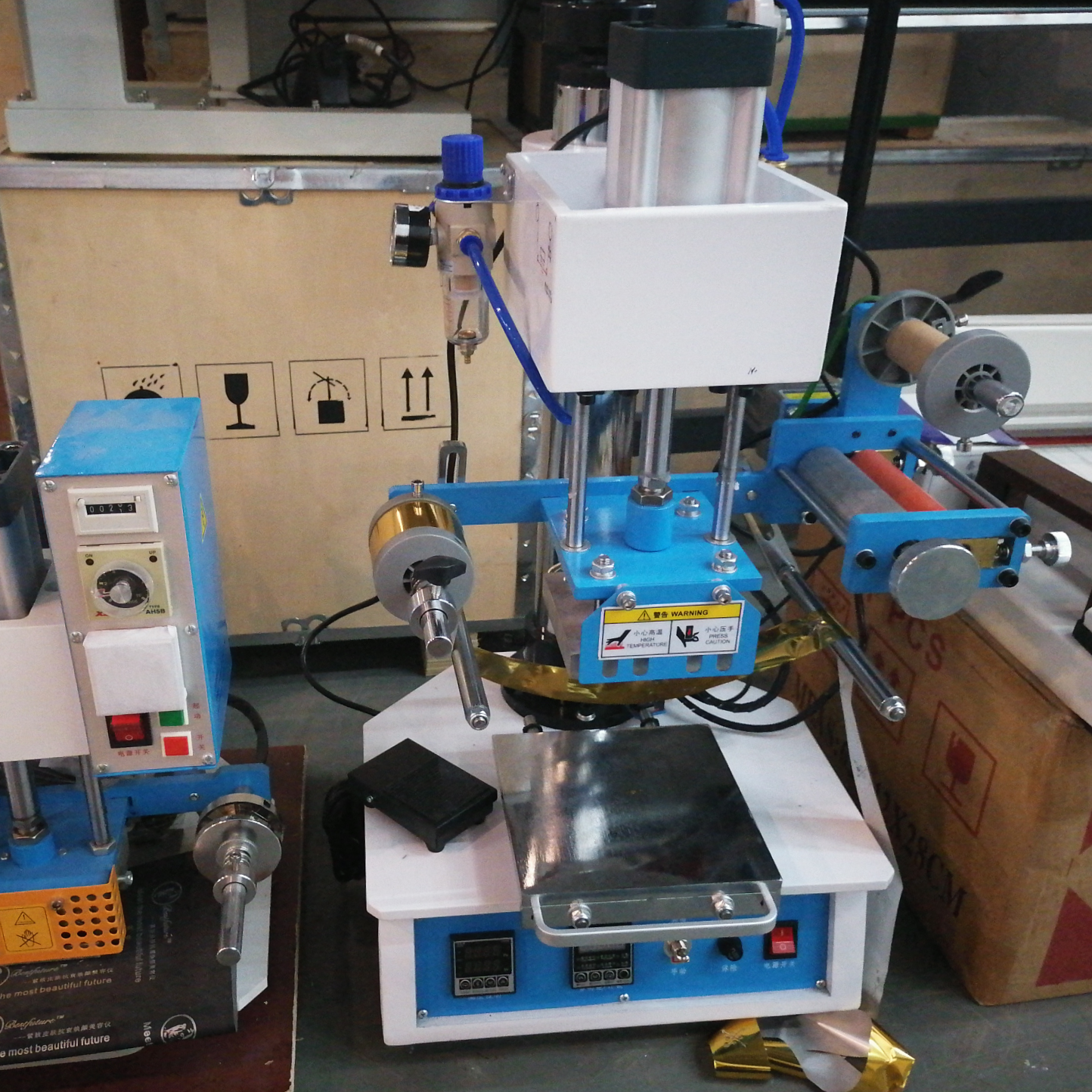 The 120-type pneumatic hot stamping machine can be adjusted to a height of 25 cm with a deposit