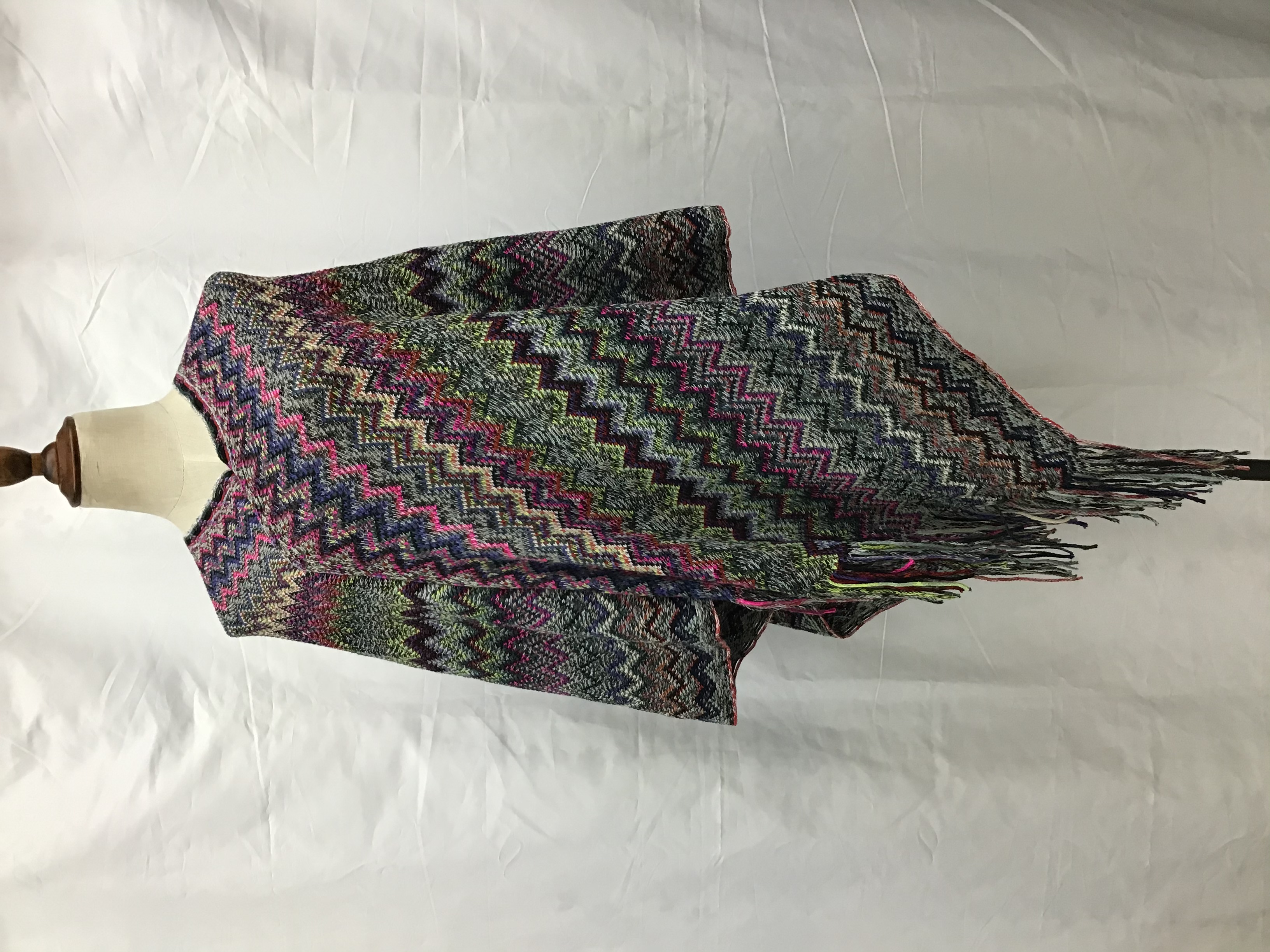 Manufacturers Direct Sales Autumn And Winter Europe And The United States Fashion Trend New Colorful Wave Shawls Item Picture