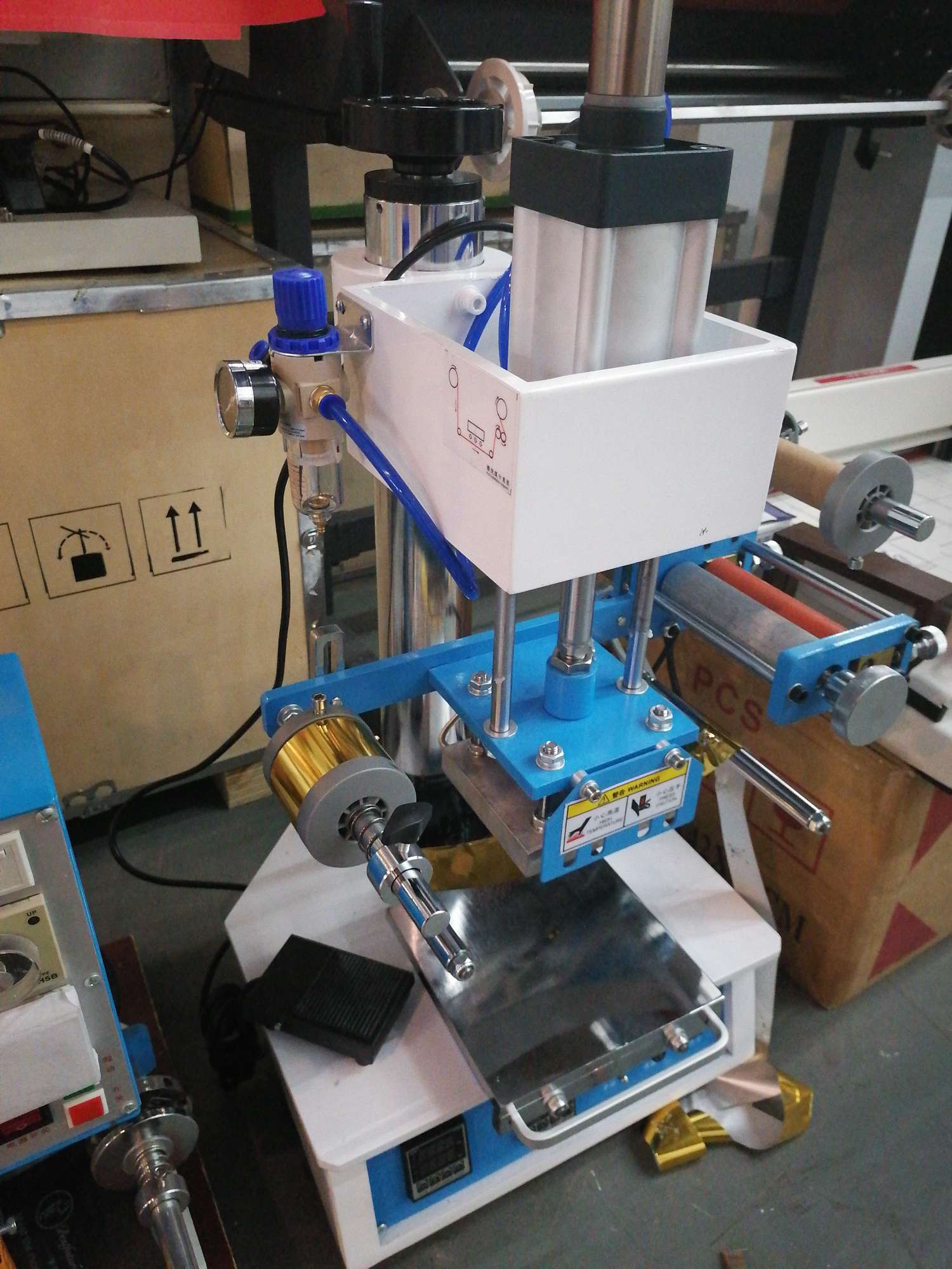 The 120-type pneumatic hot stamping machine can be adjusted to a height of 25 cm with a deposit Item Picture