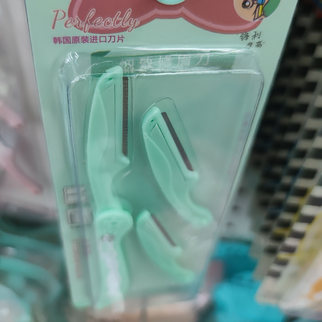 A practical and recommended beauty tool with a head and blade eyebrow shaping knife for daily use