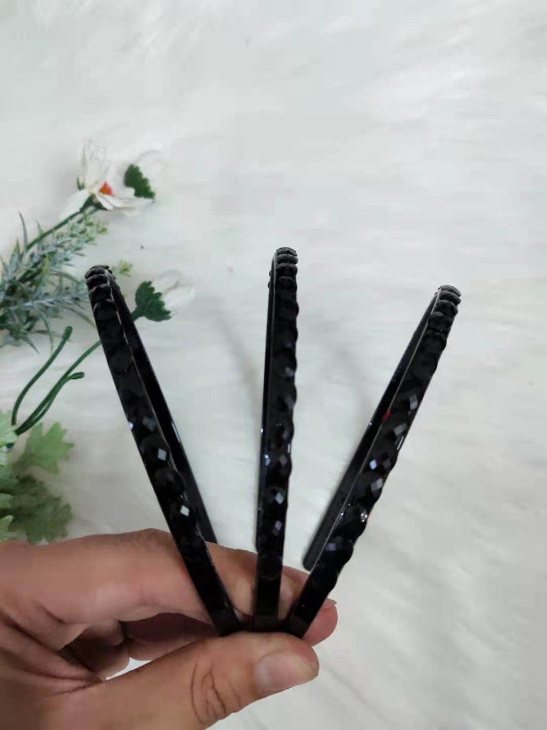 Instant noodle head clip, black glass with diamonds, large side clip, Korean simple one-line clip, bangs clip, small clip, Kaman Love 013 Application Scenario