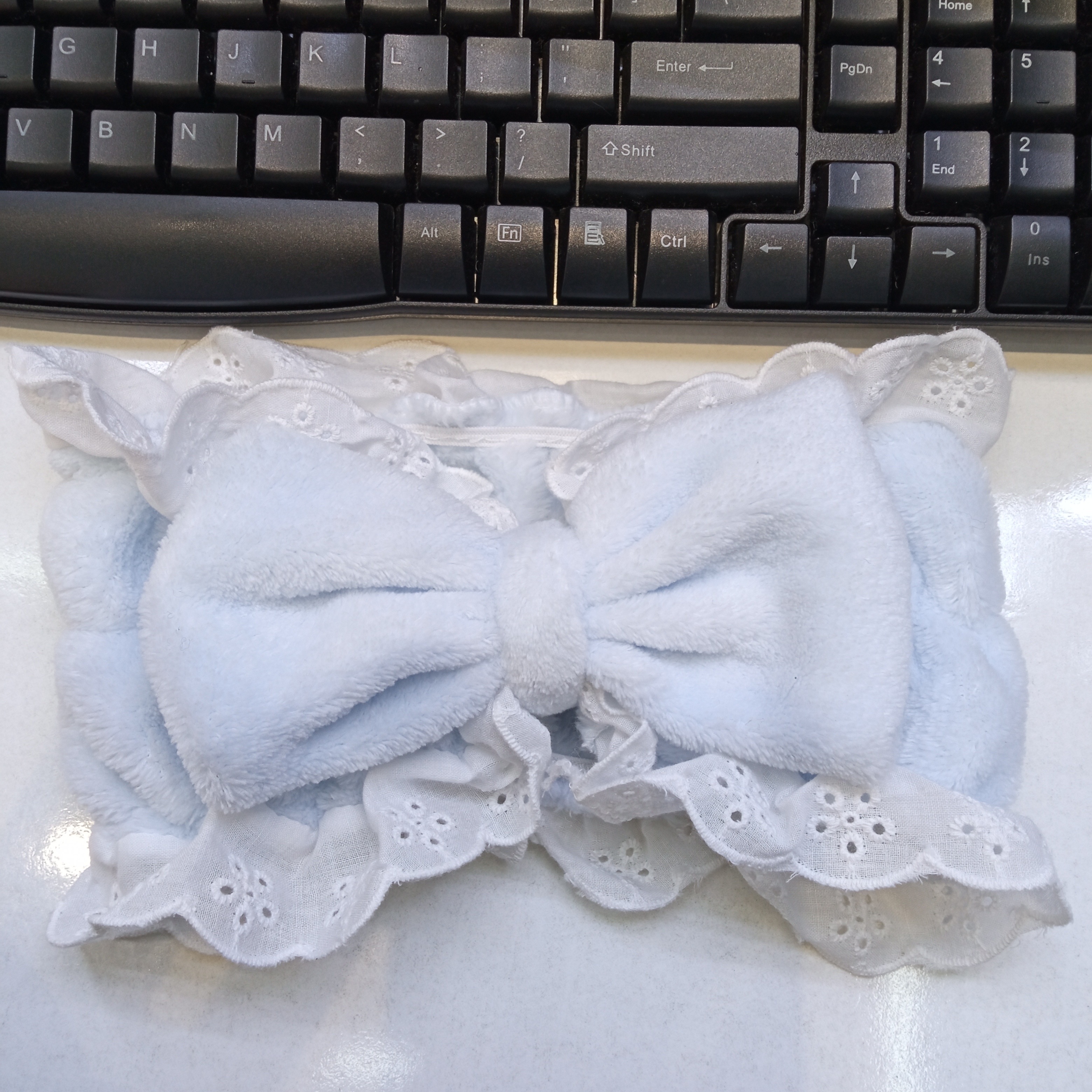 Lace-trimmed bow face wash hair tie detail image 2