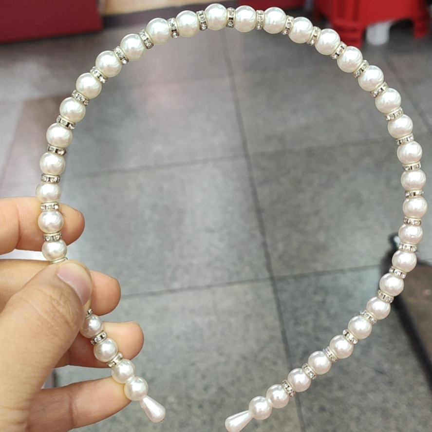 Pearl hairband with diamonds