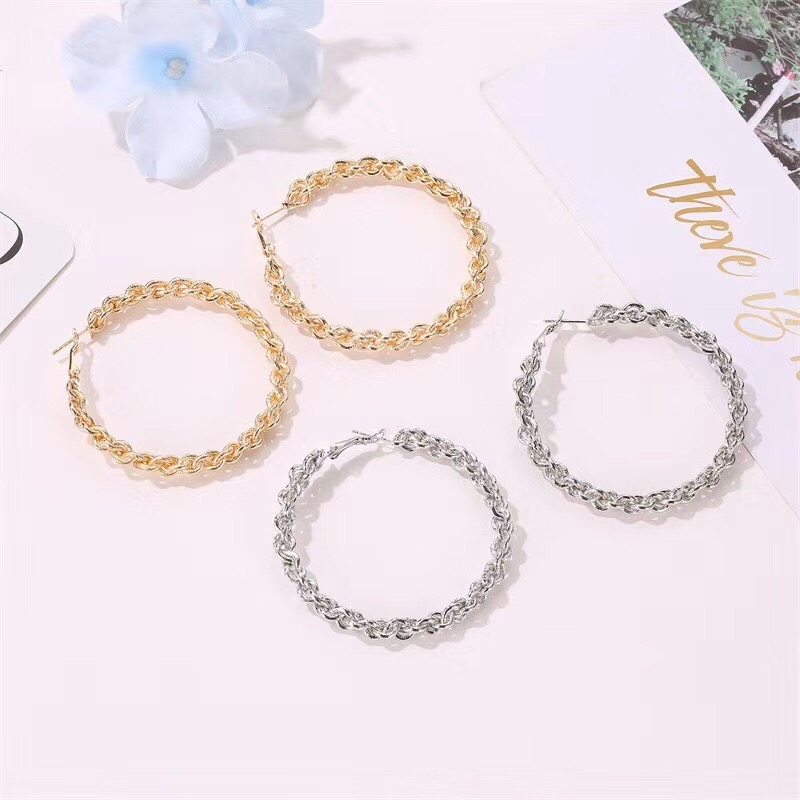 Geometric New Trend Earrings Female Network Red Temperament High-Grade Earrings Application Scenario